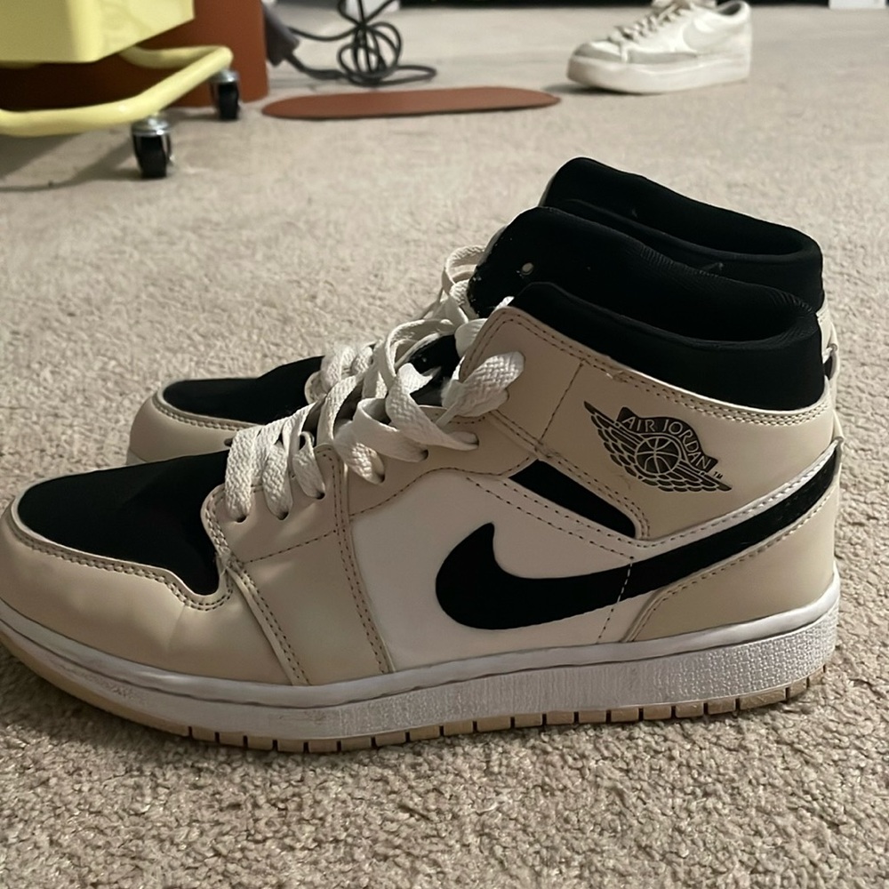 Jordan 1 Mid Barely Orange